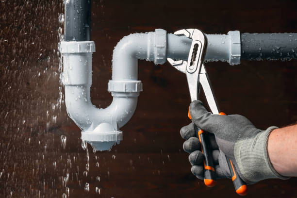 Professional Emergency Plumber technician working in Lakeshore, CA